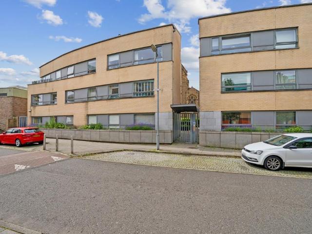 Flat for sale in Hutchesontown, Gorbals