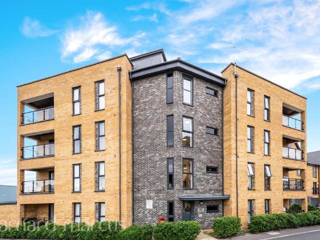 Flat for sale in Tolworth, Greater London