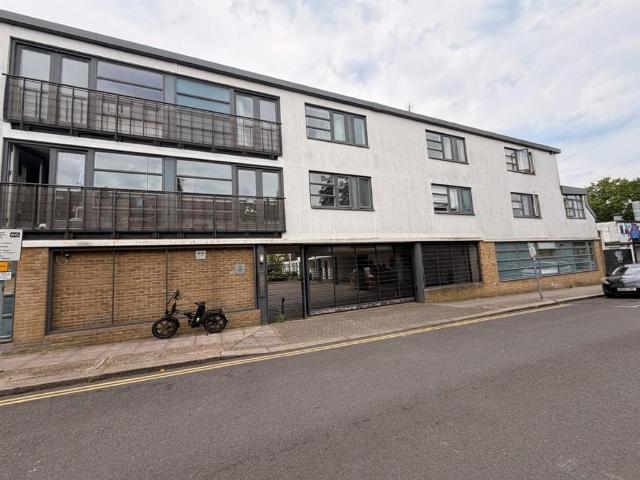 Flat for sale in Queen's Park, Greater London