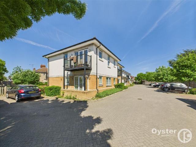 Flat for sale in London Borough of Hounslow, Greater London