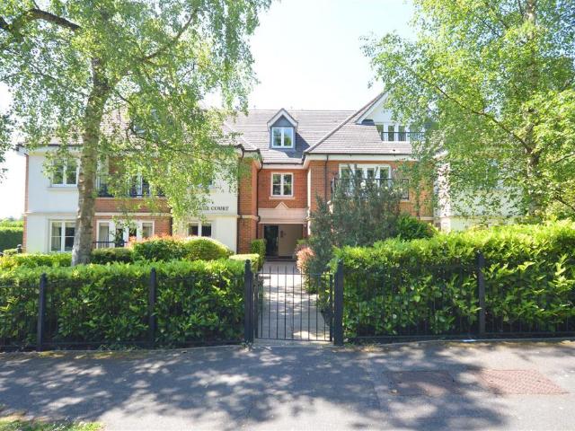 Flat for sale in Red Hill, Surrey