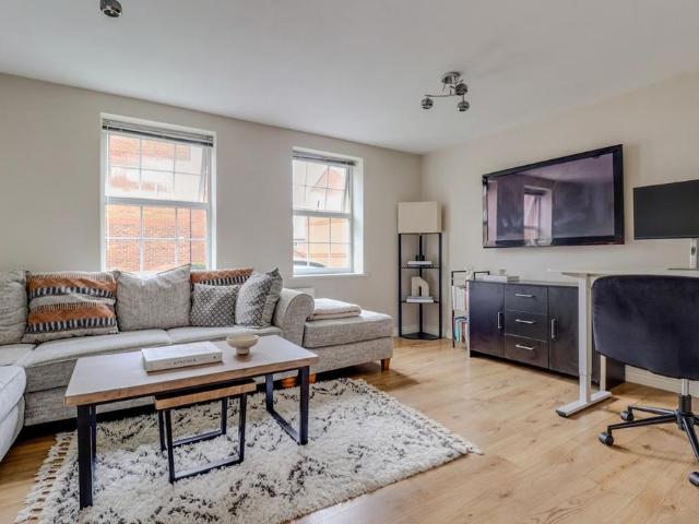 Flat for sale in Elmfield, Leicestershire