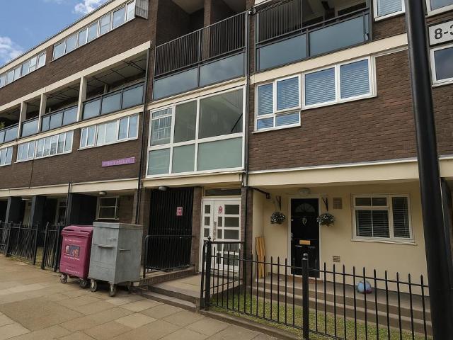 Flat for sale in Ratcliffe, Stepney