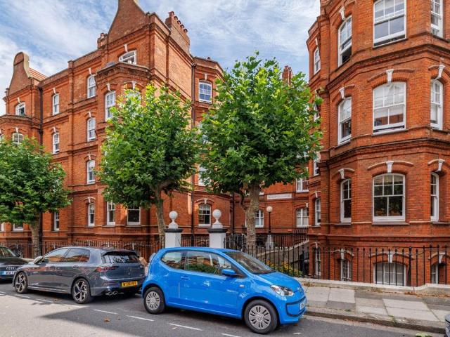 Flat for sale in West Kensington, Greater London