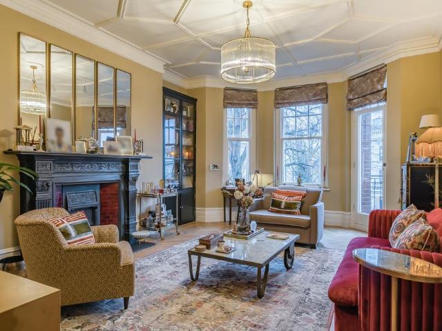 Flat for sale in Kensington, Greater London