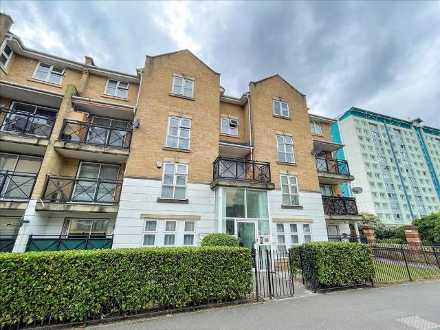 Flat for sale in London Borough of Hounslow, Feltham