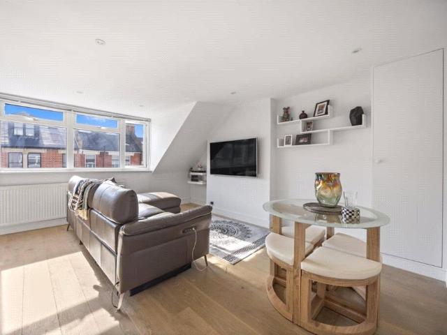 Flat for sale in Kilburn, Greater London