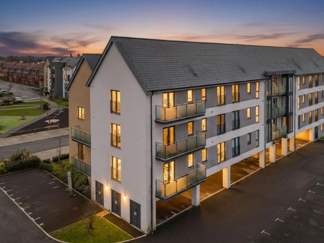 Flat for sale in Whitley Wood, Reading
