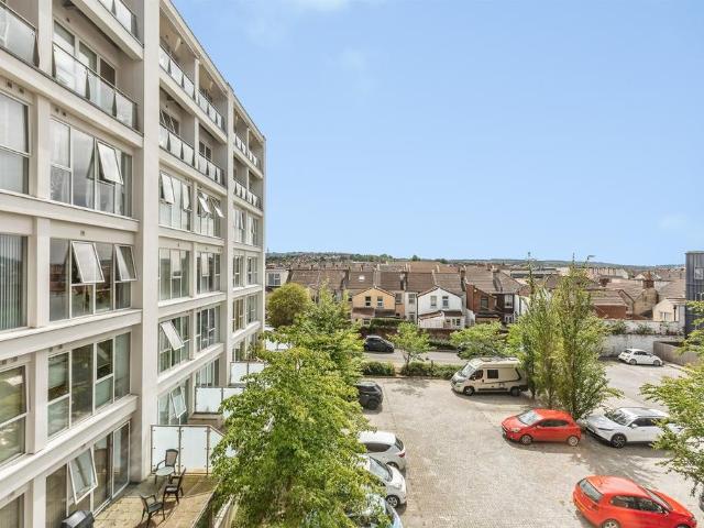 Flat for sale in Feckenham, City Of Bristol