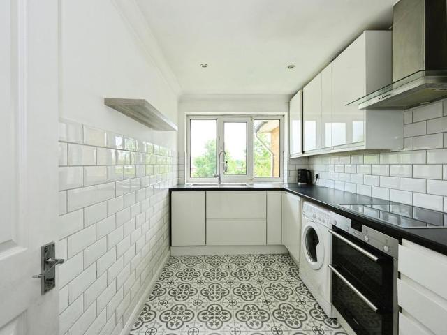 Flat for sale in Red Hill, Surrey