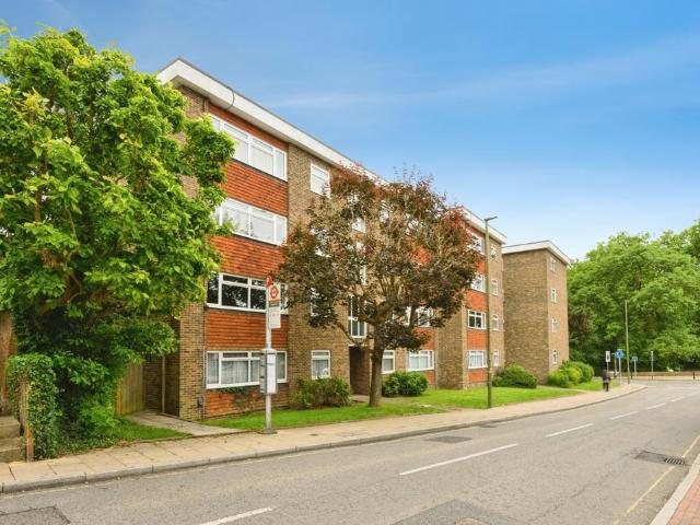 Flat for sale in Pachesham Park, Surrey