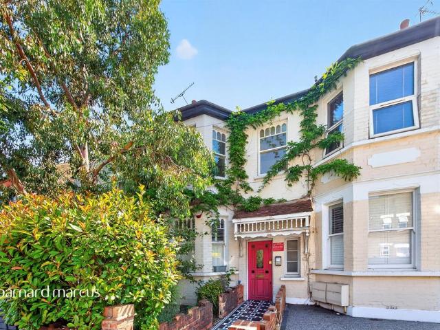 Flat for sale in North Finchley, Greater London