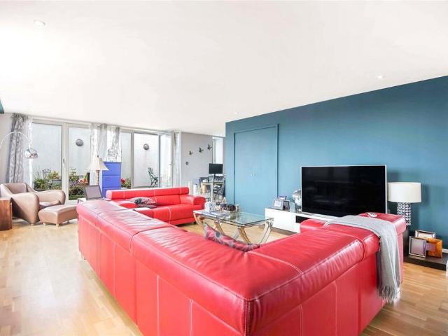 Flat for sale in Calton, Scotland