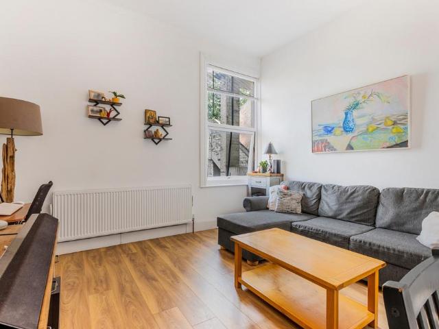 Flat for sale in Colney Hatch, Greater London