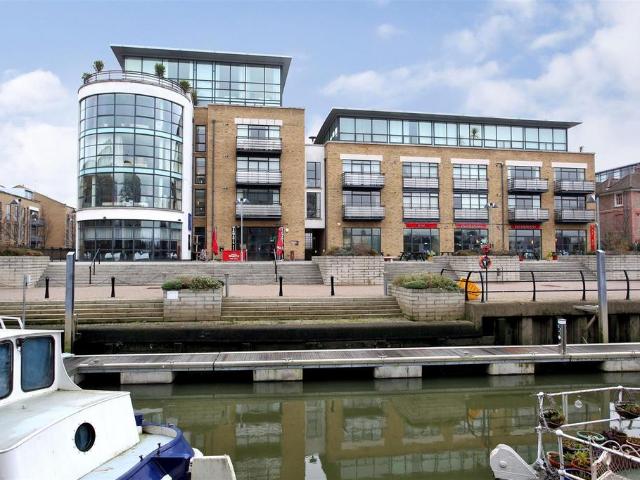 Flat for sale in London Borough of Hounslow, Greater London