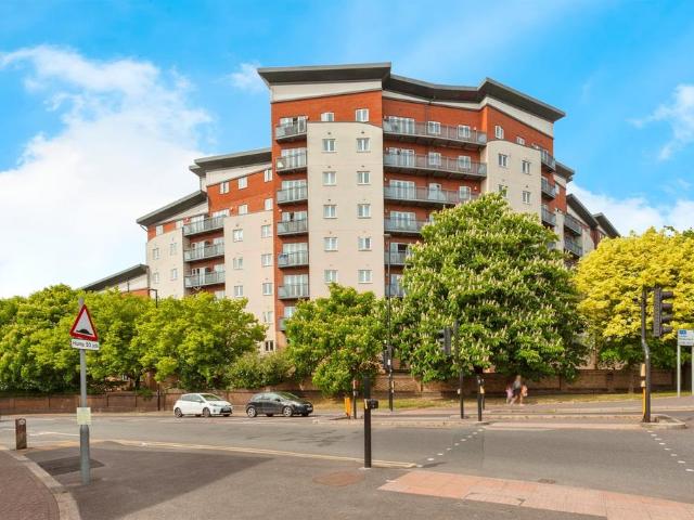 Flat for sale in Slough