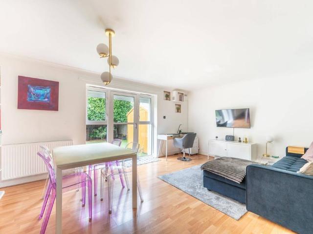 Flat for sale in Harlesden, Greater London