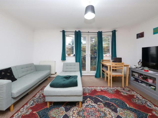 Flat for sale in Hayes, Greater London