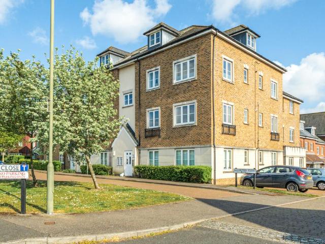 Flat for sale in Fole, Surrey