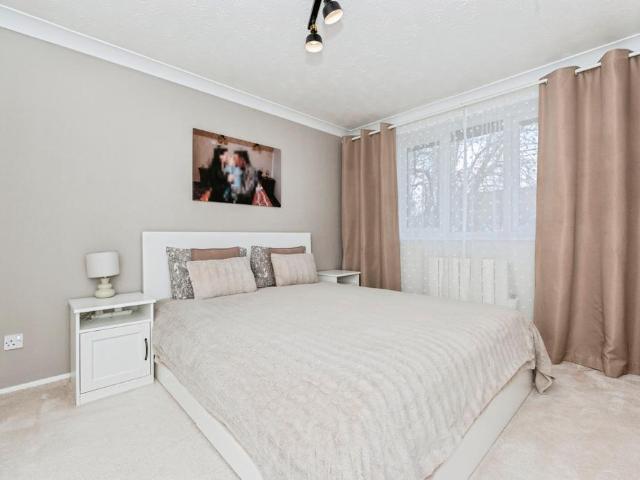 Flat for sale in Grays, Essex