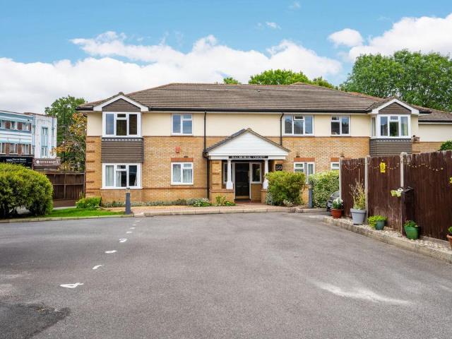 Flat for sale in Worcester Park, Greater London