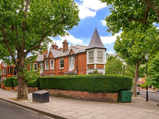 Flat for sale in North Kensington, Greater London