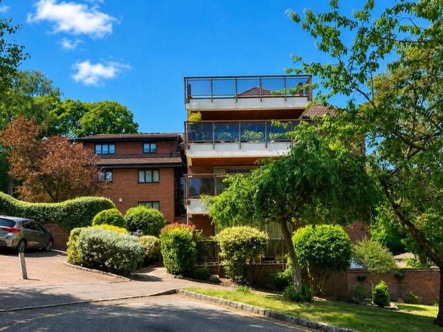 Flat for sale in Elmstead, Greater London