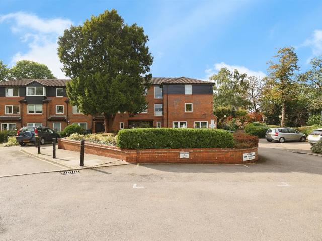 Flat for sale in Bushey, Bushey Heath