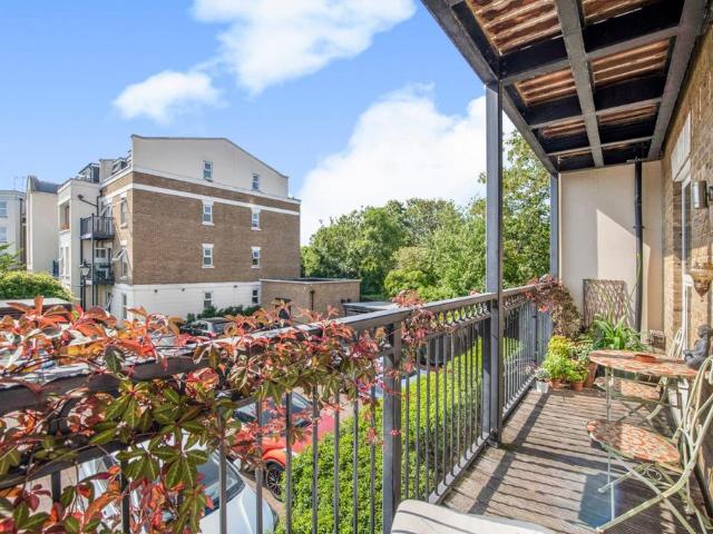 Flat for sale in Mortlake, Greater London