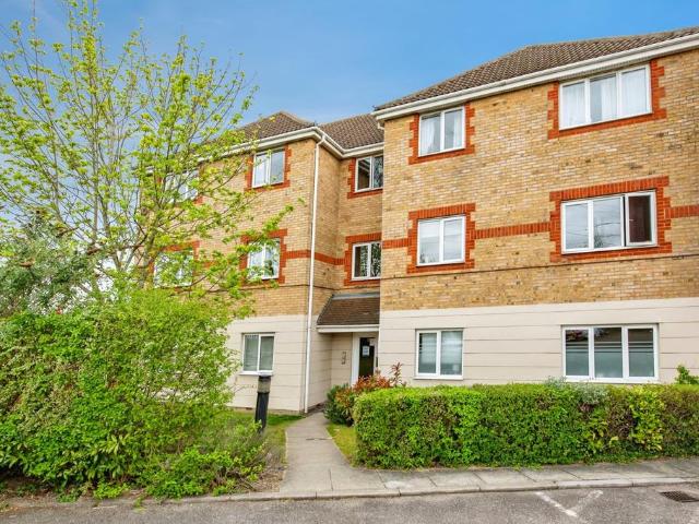 Flat for sale in South Ockendon, Essex