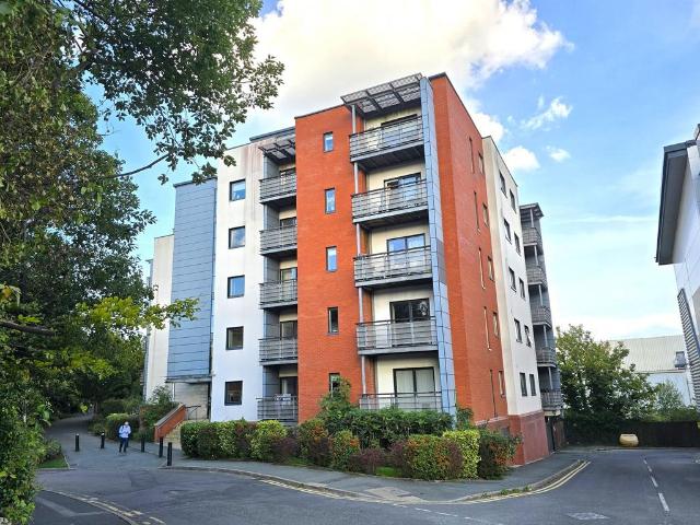 Flat for sale in Altrincham, Trafford