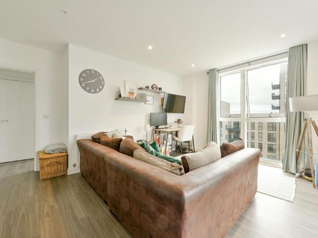 Flat for sale in London Borough of Ealing, Greater London