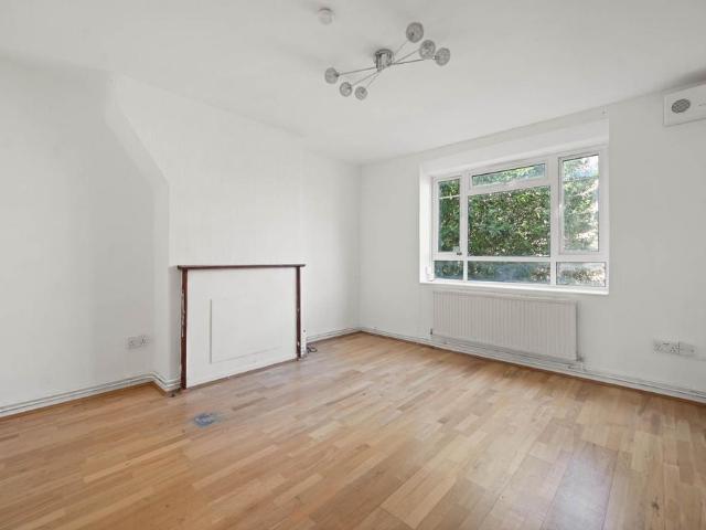 Flat for sale in Shepherd's Bush, Greater London