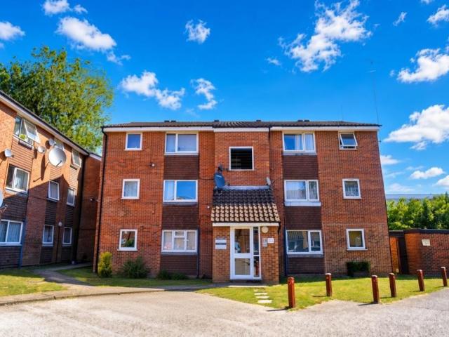 Flat for sale in London Borough of Ealing, Greater London