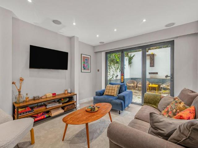 Flat for sale in Kensal Town, Greater London