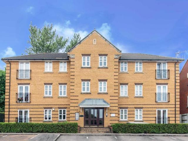 Flat for sale in West Finchley, Greater London