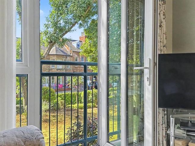 Flat for sale in Potters Corner, East Midlands