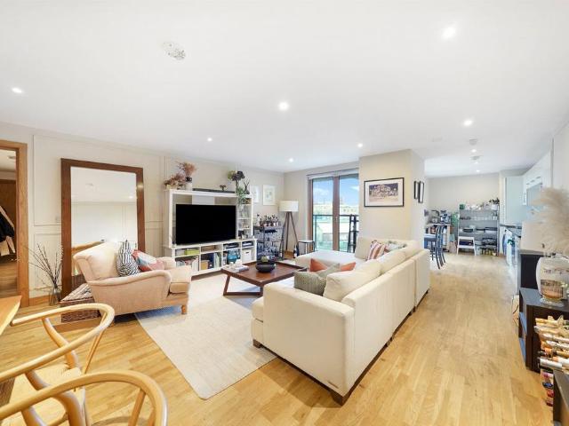 Flat for sale in Old Ford, Bow