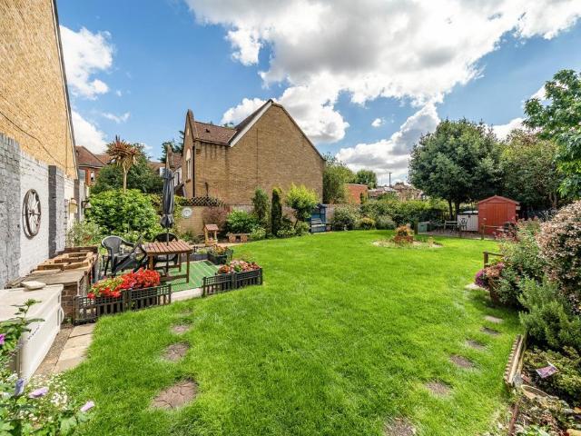 Flat for sale in Earlsfield, Greater London