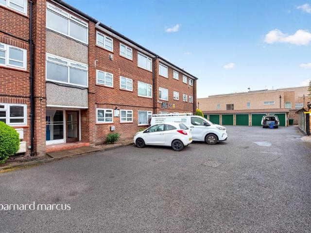 Flat for sale in London Borough of Hounslow, Hanworth