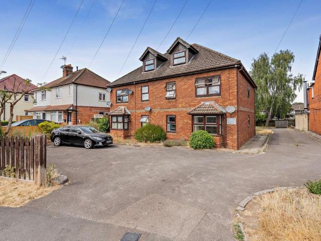 Flat for sale in Whitley Wood, Reading