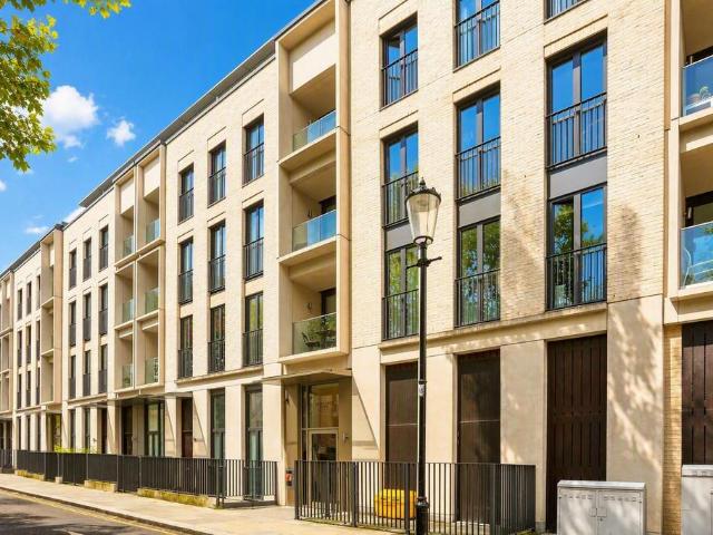 Flat for sale in North Kensington, Greater London
