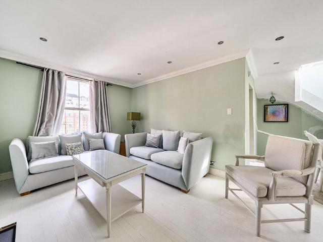 Flat for sale in Kensington, Greater London