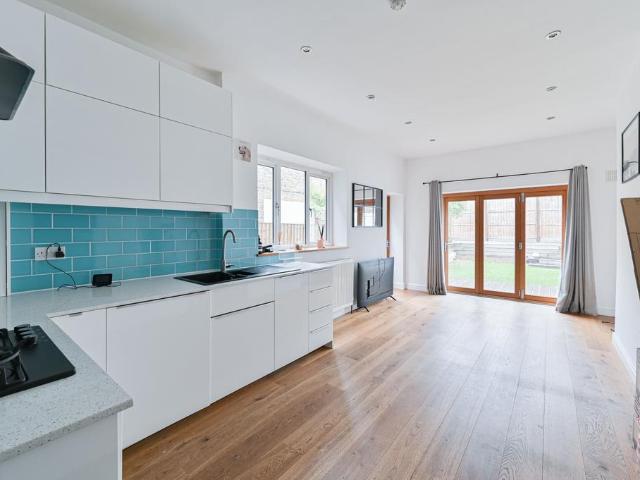 Flat for sale in Streatham, Greater London