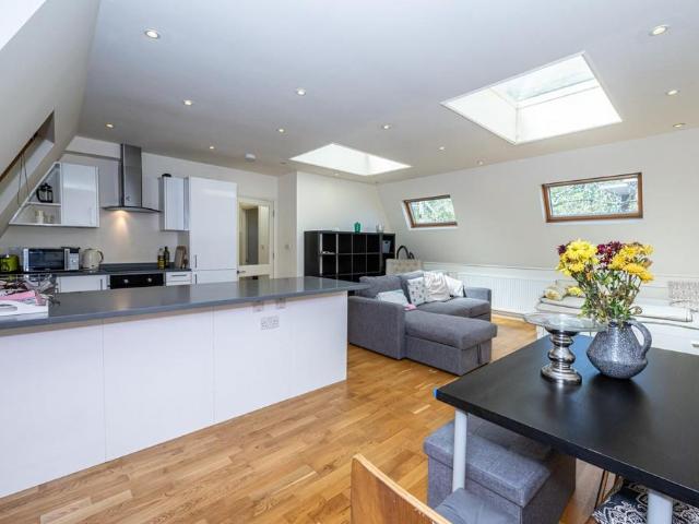 Flat for sale in Kilburn, Greater London