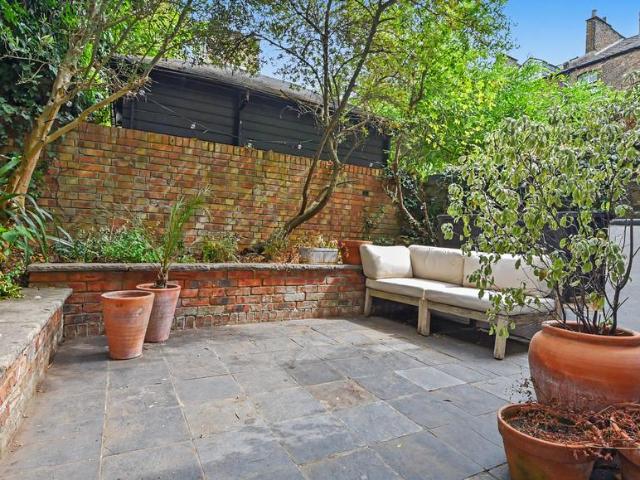 Flat for sale in Kentish Town, Greater London