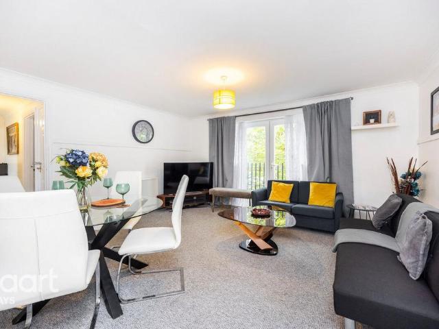 Flat for sale in Purfleet-on-Thames, Essex