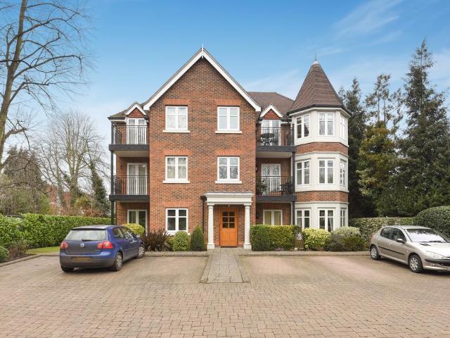 Flat for sale in West Byfleet, Woking