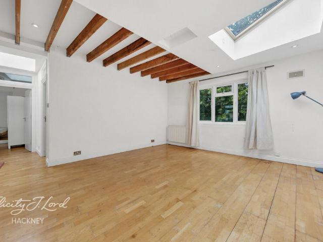 Flat for sale in Dalston, De Beauvoir Town