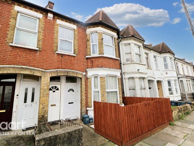 Flat for sale in Southchurch, Alton Barnes